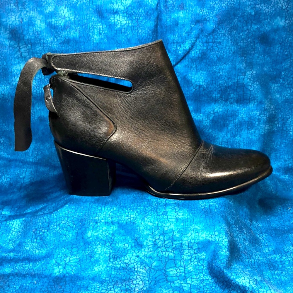 Mezzo Punto Ankle boots, back tie w rear zippers size 9